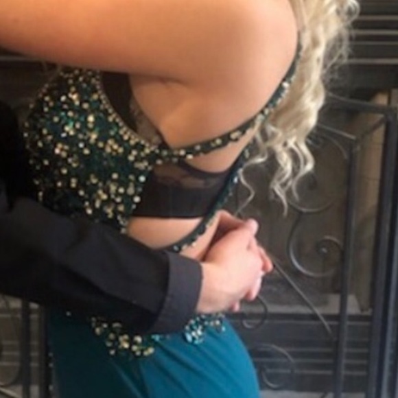 COPY - Gorgeous 😍 Emerald Green Prom Dress - Picture 2 of 3